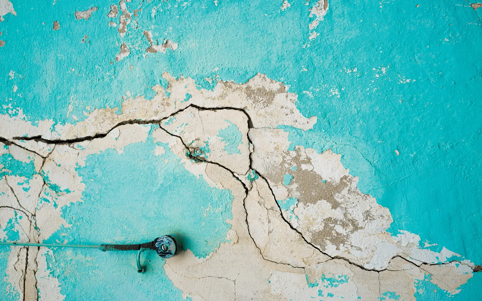 SO_15_BrokenTrust_Secondary2_shutterstock_1600
